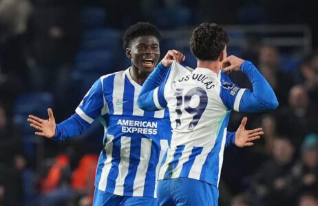 احتفال تشارالامبوس كوستولاس بهدفه العالمي في مباراة برايتون وبورنموث بالدوري الإنجليزي