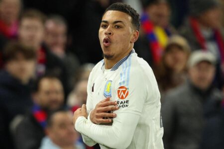 مورغان روجرز يحتفل بهدفه مع أستون فيلا في الدوري الإنجليزي الممتاز