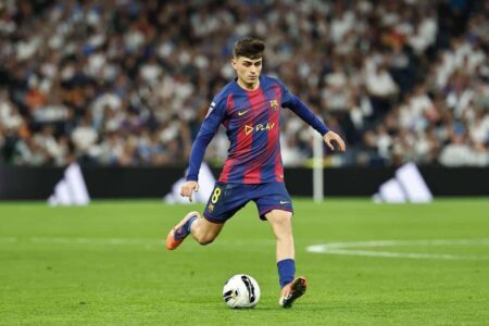 بيدري لاعب وسط برشلونة يغادر الملعب مصاباً في مباراة سلافيا براغ