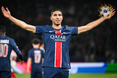 أشرف حكيمي بقميص باريس سان جيرمان خلال إحدى المباريات الرسمية