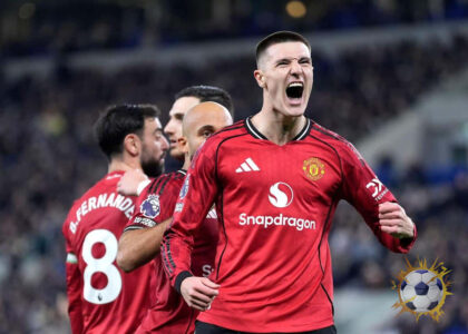 بنجامين سيسكو يحتفل بهدفه في مرمى إيفرتون في الدوري الإنجليزي الممتاز