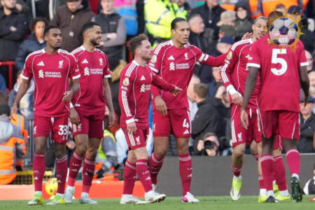 لاعبو ليفربول يحتفلون بالأهداف في مباراة وست هام بالدوري الإنجليزي بملعب الأنفيلد