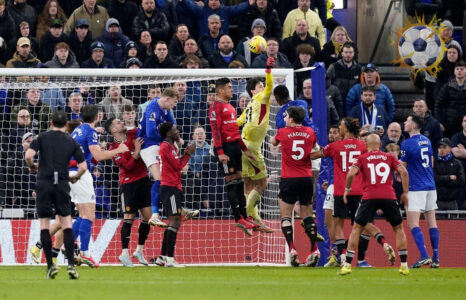 سيني لامينز حارس مرمى مانشستر يونايتد يتصدى للكرة في الدوري الإنجليزي الممتاز