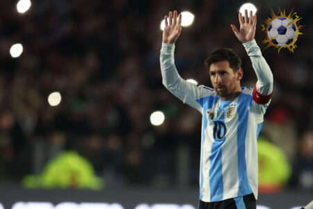 ليونيل ميسي على مقاعد البدلاء خلال مباراة الأرجنتين وموريتانيا الودية في ملعب لا بومبونيرا