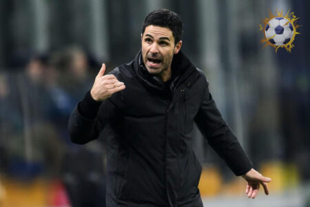 ميكيل أرتيتا يحتفل مع لاعبي أرسنال بعد التأهل لربع نهائي دوري أبطال أوروبا