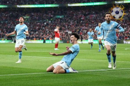 احتفال لاعبي مانشستر سيتي بلقب كأس الرابطة الإنجليزية 2026 في ملعب ويمبلي بعد الفوز على أرسنال