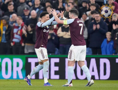 احتفال لاعبي أستون فيلا بالتأهل لربع نهائي الدوري الأوروبي بعد الفوز على ليل