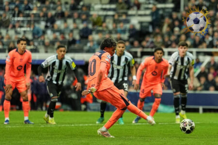 مشجع برشلونة في ملعب سانت جيمس بارك بمدينة إكستر الإنجليزية