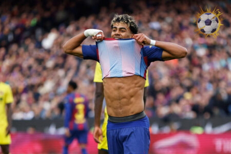 لاعبو برشلونة وأتلتيكو مدريد في صراع على الكرة خلال مباراة حاسمة في كأس ملك إسبانيا