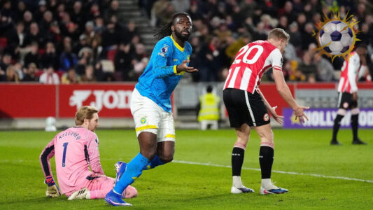 احتفال لاعبي وولفرهامبتون بالتعادل أمام برينتفورد في الدوري الإنجليزي