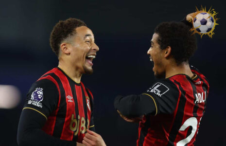 لاعبو بيرنلي وبورنموث يتنافسون على الكرة في ملعب تيرف مور بالدوري الإنجليزي الممتاز