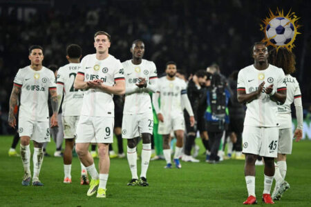 شعار نادي تشيلسي الإنجليزي مع خلفية تعبر عن العقوبات المالية في الدوري الإنجليزي الممتاز.