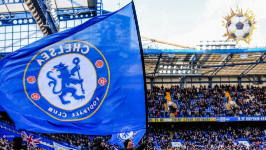 شعار نادي تشيلسي الإنجليزي مع مطرقة القاضي ترمز للعقوبات المالية