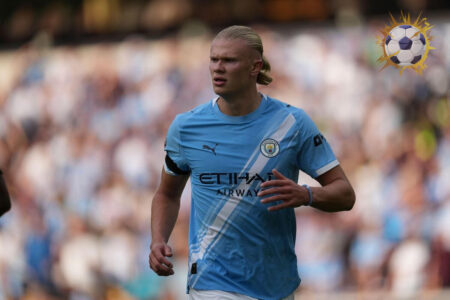 إيرلينج هالاند بقميص مانشستر سيتي وسط شائعات انتقاله إلى برشلونة