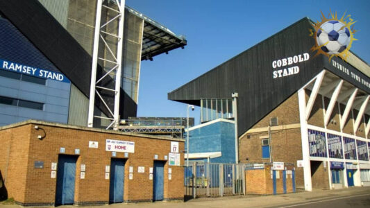 نايجل فاراج يحمل قميص نادي إيبسويتش تاون في ملعب بورتمان رود