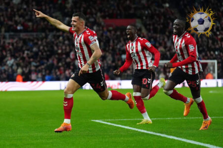 لاعبو ليدز يونايتد وسندرلاند في نفق اللاعبين قبل انطلاق المباراة في الدوري الإنجليزي الممتاز