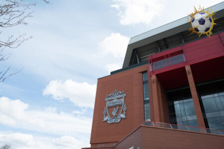 جماهير نادي ليفربول في ملعب الأنفيلد خلال دوري أبطال أوروبا