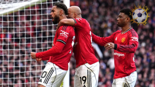 احتفال لاعبي مانشستر يونايتد بالأهداف ضد أستون فيلا في أولد ترافورد