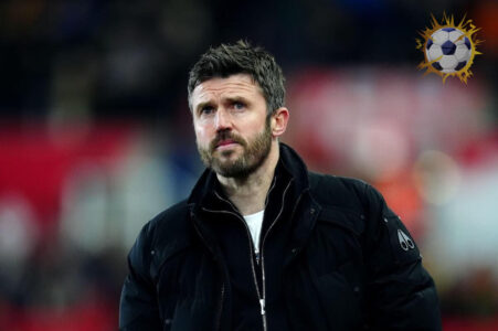 مايكل كاريك مدرب مانشستر يونايتد يتحدث في مؤتمر صحفي عن الركلات الثابتة