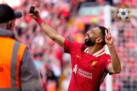 محمد صلاح يحتفل بهدف مع ليفربول في ملعب الأنفيلد