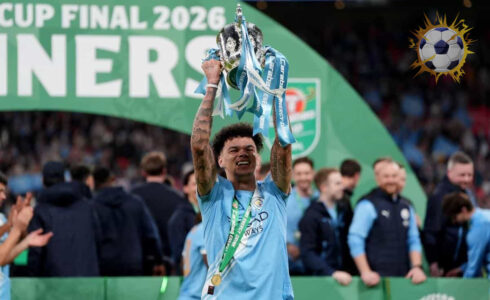 نيكو أورايلي يحتفل بهدفه في نهائي كأس الرابطة ضد أرسنال بقميص مانشستر سيتي