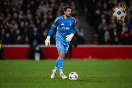 لاعبو نوتينغهام فورست يحتفلون بالفوز في الدوري الأوروبي قبل مواجهة توتنهام في الدوري الإنجليزي