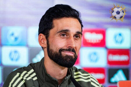 ألفارو أربيلوا مدرب ريال مدريد يوجه اللاعبين خلال مباراة ريال مدريد وخيتافي في الدوري الإسباني