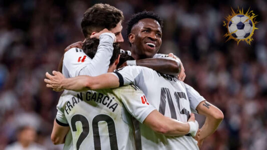 لاعبو ريال مدريد وأتلتيكو مدريد في صراع على الكرة خلال ديربي مدريد في الدوري الإسباني