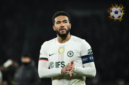 ريس جيمس يرتدي شارة قيادة نادي تشيلسي في ملعب ستامفورد بريدج