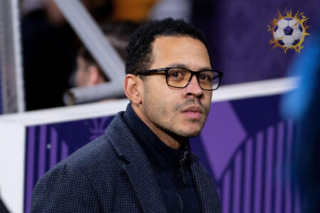 ريس جيمس قائد نادي تشيلسي يرتدي شارة القيادة في ملعب ستامفورد بريدج