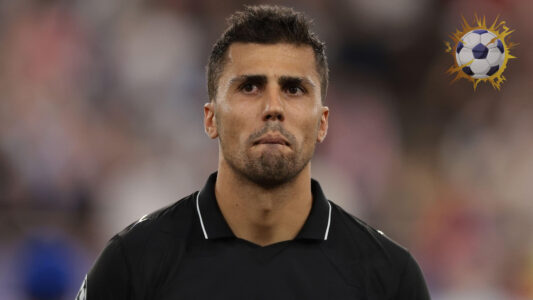 رودري لاعب مانشستر سيتي يعترض على قرار الحكم في مباراة توتنهام