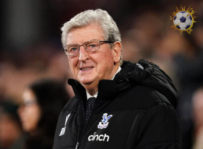 روي هودجسون يبتسم خلال تقديمه مدرباً مؤقتاً لنادي بريستول سيتي الإنجليزي