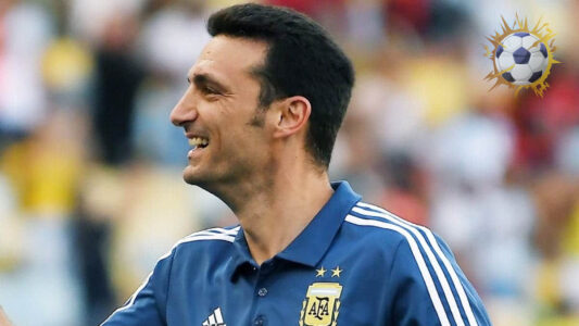 ليونيل سكالوني مدرب الأرجنتين يوجه تعليماته للاعبين خلال ودية موريتانيا