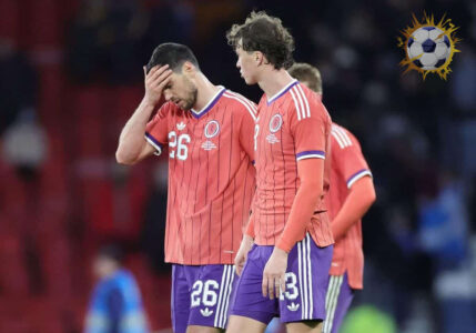 احتفال لاعبي منتخب اليابان بالفوز على اسكتلندا في ملعب هامبدن بارك