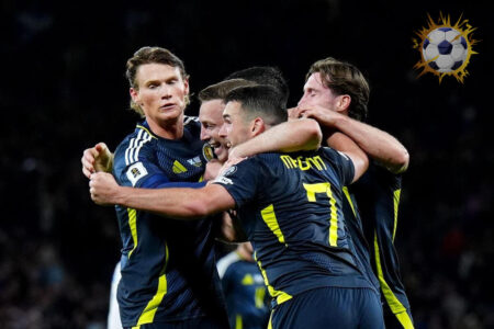 لاعبو منتخب اسكتلندا واليابان في ملعب هامبدن بارك خلال مباراة ودية دولية