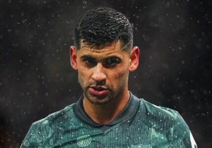 المدافع الأرجنتيني كريستيان روميرو بقميص نادي توتنهام هوتسبير في الدوري الإنجليزي