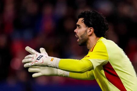 ديفيد رايا حارس مرمى أرسنال يتصدى لكرة صعبة في دوري أبطال أوروبا