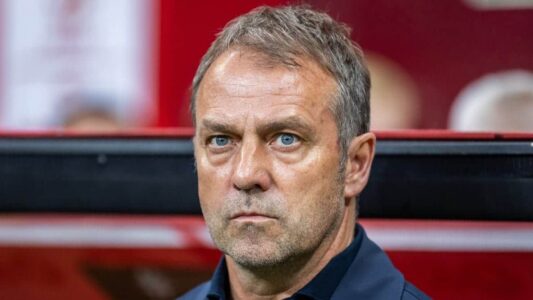 هانزي فليك مدرب برشلونة يظهر غاضباً خلال مباراة أتلتيكو مدريد في دوري أبطال أوروبا