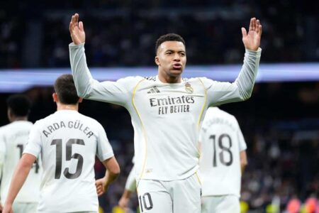 لقطة من مباراة ريال مدريد ومايوركا في الدوري الإسباني تظهر تنافس اللاعبين