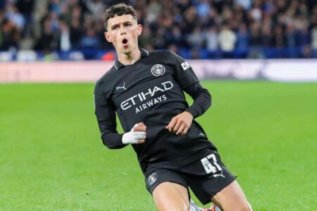 توماس توخيل يتحدث مع فيل فودين في تدريبات منتخب إنجلترا قبل كأس العالم 2026